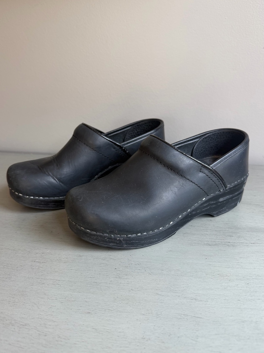 Dansko Black Leather Slip-On Clogs Shoes Women 37 (US 6.5/7) Nurse Work Comfort